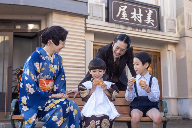 清（二宮和也）や登美子（松嶋菜々子）らの輝く笑顔…朝ドラ「あんぱん」第2回：フォトギャラリー
