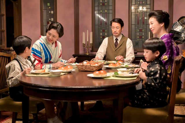 清（二宮和也）や登美子（松嶋菜々子）らの輝く笑顔…朝ドラ「あんぱん」第2回（4枚目）