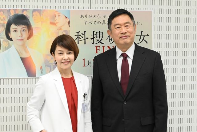 囲み取材会に出席した沢口靖子&内藤剛志