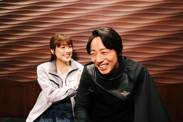 Vシネ『仮面ライダーガッチャード』幸せいっぱい！ミナト＆鏡花の撮り下ろし2ショット（5枚目）