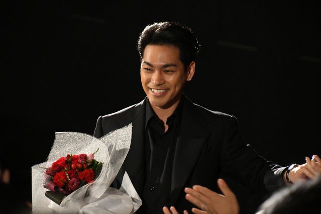 柳楽優弥、ブーケを持って客席から登場！映画『夏目アラタの結婚』初日舞台あいさつ：フォトギャラリー