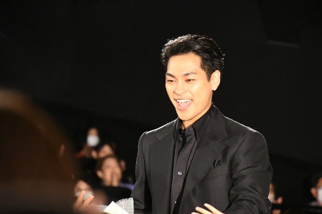 柳楽優弥、ブーケを持って客席から登場！映画『夏目アラタの結婚』初日舞台あいさつ（2枚目）