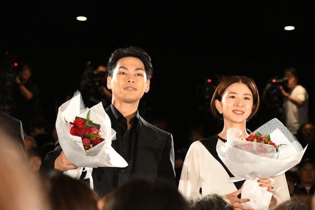 柳楽優弥、ブーケを持って客席から登場！映画『夏目アラタの結婚』初日舞台あいさつ（3枚目）