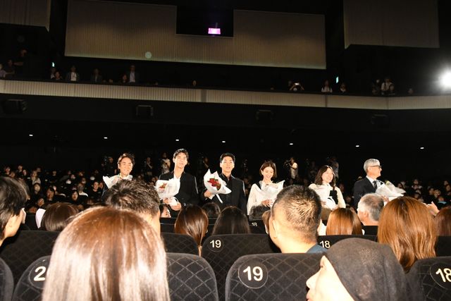 柳楽優弥、ブーケを持って客席から登場！映画『夏目アラタの結婚』初日舞台あいさつ（4枚目）