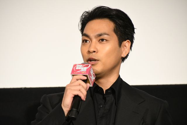 柳楽優弥、ブーケを持って客席から登場！映画『夏目アラタの結婚』初日舞台あいさつ（5枚目）