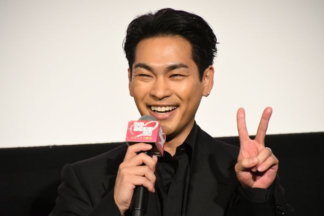 柳楽優弥、ブーケを持って客席から登場！映画『夏目アラタの結婚』初日舞台あいさつ（6枚目）