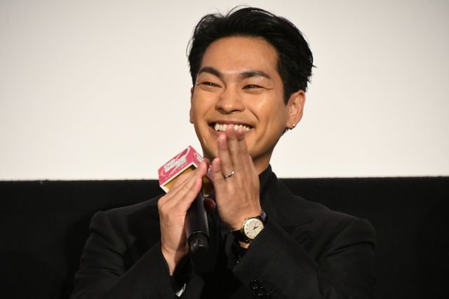 柳楽優弥、ブーケを持って客席から登場！映画『夏目アラタの結婚』初日舞台あいさつ（7枚目）