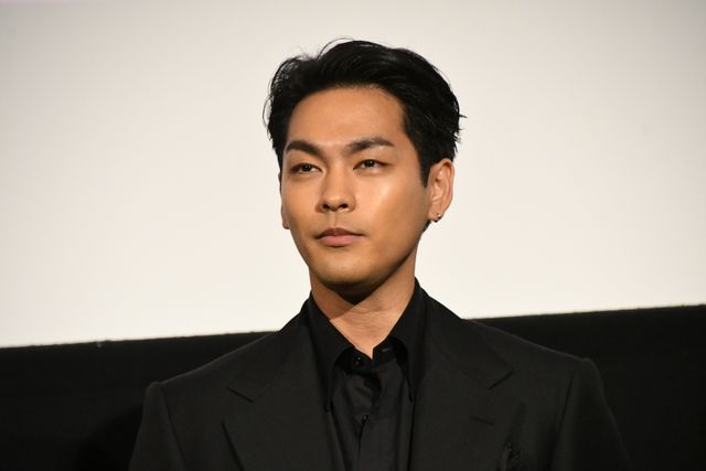 柳楽優弥、ブーケを持って客席から登場！映画『夏目アラタの結婚』初日舞台あいさつ（8枚目）