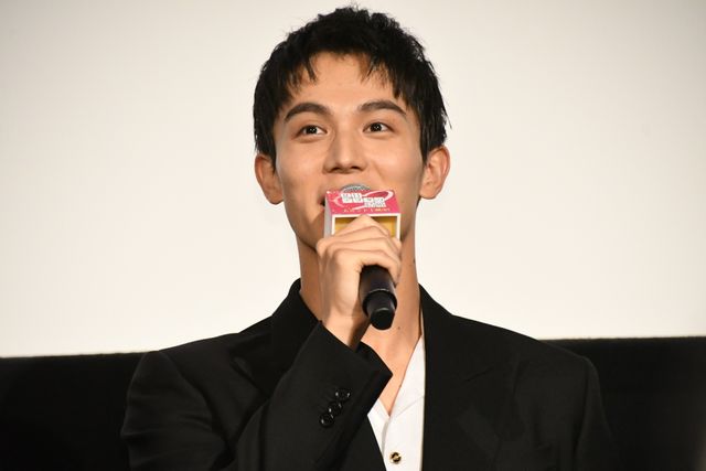 柳楽優弥、ブーケを持って客席から登場！映画『夏目アラタの結婚』初日舞台あいさつ（11枚目）