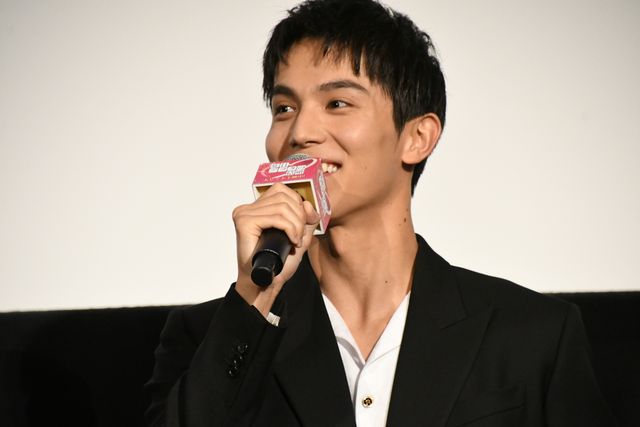 柳楽優弥、ブーケを持って客席から登場！映画『夏目アラタの結婚』初日舞台あいさつ（12枚目）