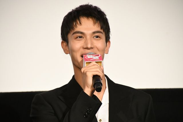 柳楽優弥、ブーケを持って客席から登場！映画『夏目アラタの結婚』初日舞台あいさつ（13枚目）