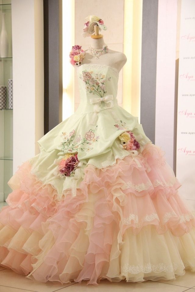 小島瑠璃子＆酒井彩名フォトギャラリー　ウエディングドレスもたっぷり！（16枚目）