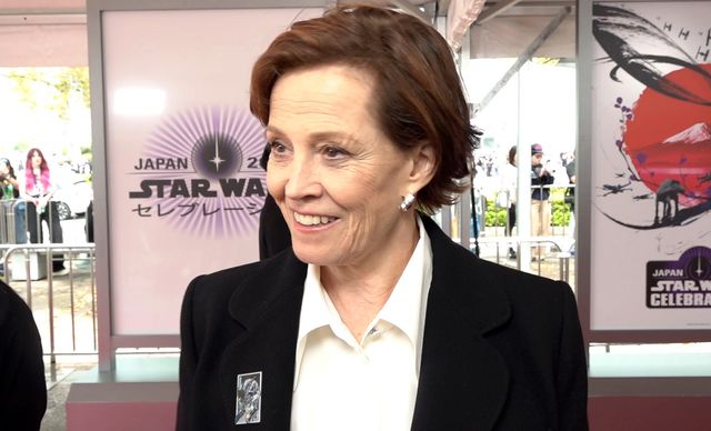 レッドカーペットで取材に応じたシガーニー・ウィーヴァー