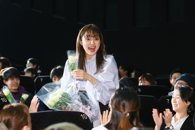 高橋一生＆川口春奈、白いバラを観客にプレゼント！『九月の恋と出会うまで』公開後舞台あいさつ：フォトギャラリー