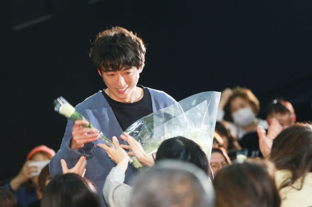 高橋一生＆川口春奈、白いバラを観客にプレゼント！『九月の恋と出会うまで』公開後舞台あいさつ（2枚目）