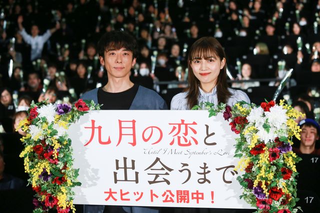 高橋一生＆川口春奈、白いバラを観客にプレゼント！『九月の恋と出会うまで』公開後舞台あいさつ（3枚目）