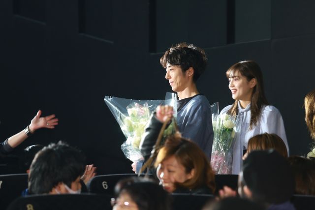 高橋一生＆川口春奈、白いバラを観客にプレゼント！『九月の恋と出会うまで』公開後舞台あいさつ（4枚目）