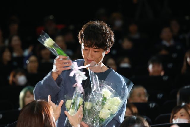 高橋一生＆川口春奈、白いバラを観客にプレゼント！『九月の恋と出会うまで』公開後舞台あいさつ（5枚目）