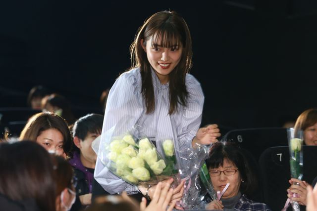 高橋一生＆川口春奈、白いバラを観客にプレゼント！『九月の恋と出会うまで』公開後舞台あいさつ（6枚目）