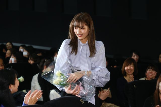 高橋一生＆川口春奈、白いバラを観客にプレゼント！『九月の恋と出会うまで』公開後舞台あいさつ（7枚目）