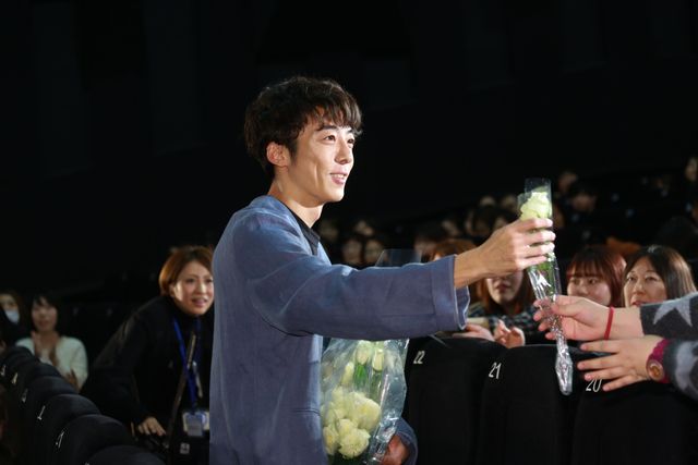 高橋一生＆川口春奈、白いバラを観客にプレゼント！『九月の恋と出会うまで』公開後舞台あいさつ（8枚目）