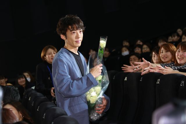 高橋一生＆川口春奈、白いバラを観客にプレゼント！『九月の恋と出会うまで』公開後舞台あいさつ（9枚目）