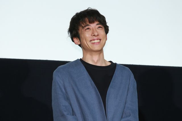 高橋一生＆川口春奈、白いバラを観客にプレゼント！『九月の恋と出会うまで』公開後舞台あいさつ（10枚目）