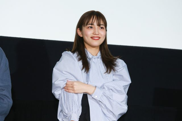 高橋一生＆川口春奈、白いバラを観客にプレゼント！『九月の恋と出会うまで』公開後舞台あいさつ（11枚目）