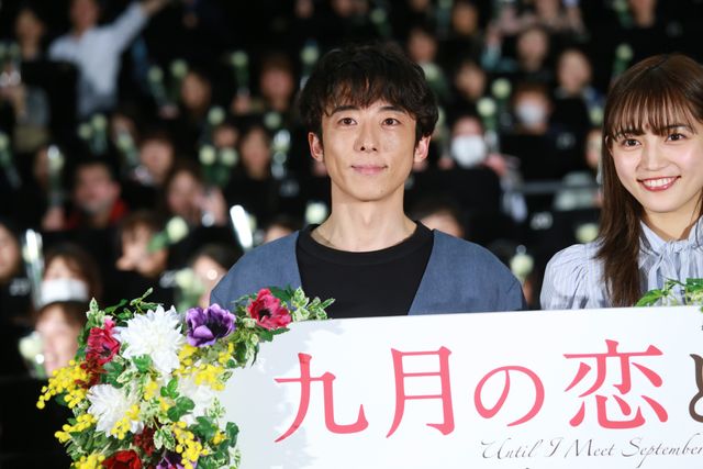 高橋一生＆川口春奈、白いバラを観客にプレゼント！『九月の恋と出会うまで』公開後舞台あいさつ（12枚目）