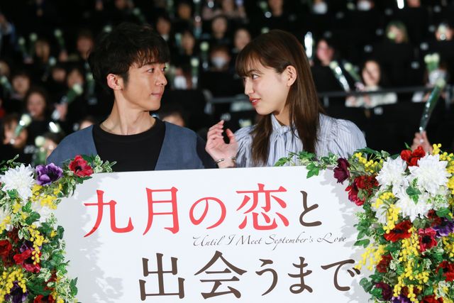 高橋一生＆川口春奈、白いバラを観客にプレゼント！『九月の恋と出会うまで』公開後舞台あいさつ（13枚目）