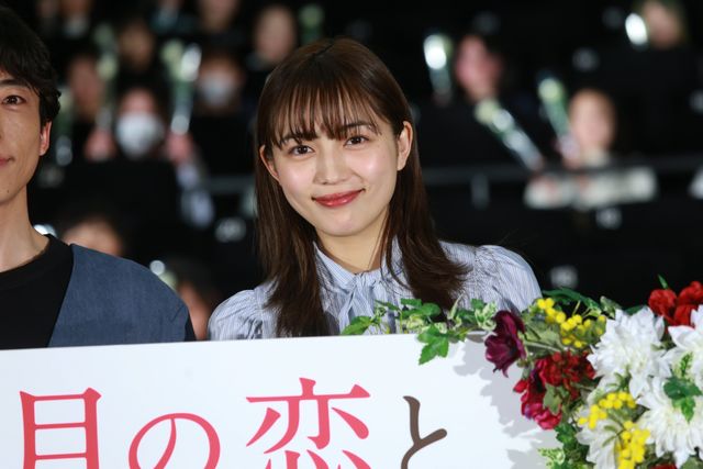 高橋一生＆川口春奈、白いバラを観客にプレゼント！『九月の恋と出会うまで』公開後舞台あいさつ（14枚目）