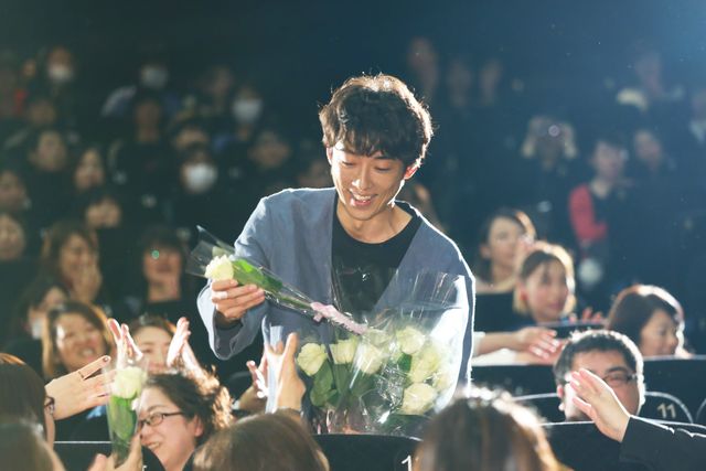 高橋一生＆川口春奈、白いバラを観客にプレゼント！『九月の恋と出会うまで』公開後舞台あいさつ（15枚目）