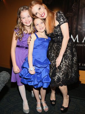 「みんなでつかんだトップの座よ～！」 -ニューヨークで開かれた映画『ママ（原題） / Mama』上映会に参加したジェシカ・チャステイン（右）と子役たち