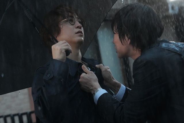 極限状態での大雨対峙シーン！綾野剛VS亀梨和也『でっちあげ　～殺人教師と呼ばれた男』メイキング＆場面写真：フォトギャラリー