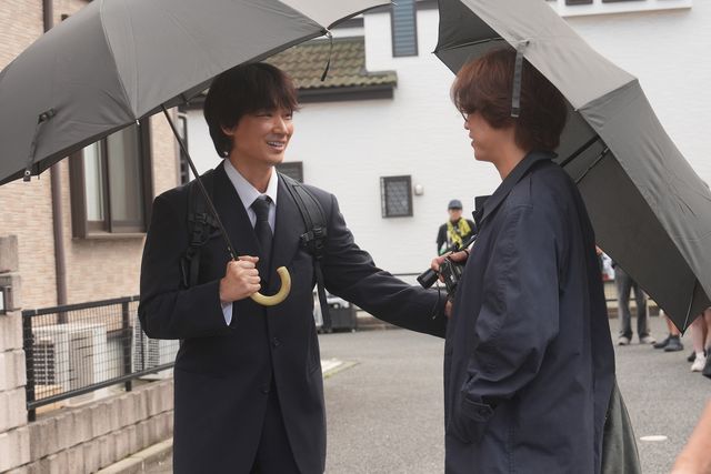 極限状態での大雨対峙シーン！綾野剛VS亀梨和也『でっちあげ　～殺人教師と呼ばれた男』メイキング＆場面写真（2枚目）
