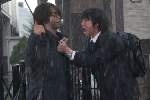 極限状態での大雨対峙シーン！綾野剛VS亀梨和也『でっちあげ　～殺人教師と呼ばれた男』メイキング＆場面写真（3枚目）