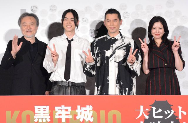 左から黒沢清監督、菅田将暉、本木雅弘、吉高由里子