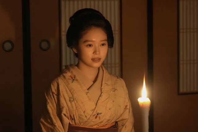 怪談を披露するトキ - 「ばけばけ」第58回より