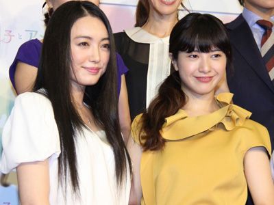 吉高由里子（右）主演NHK朝ドラ「花子とアン」で親友役に決まった仲間由紀恵（左）