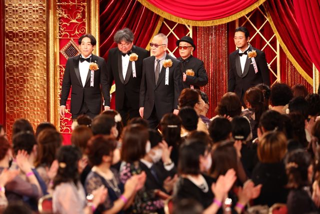 二宮和也、有岡大貴、松村北斗、目黒蓮が笑顔でレッドカーペットに！