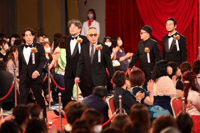 二宮和也、有岡大貴、松村北斗、目黒蓮が笑顔でレッドカーペットに！（3枚目）