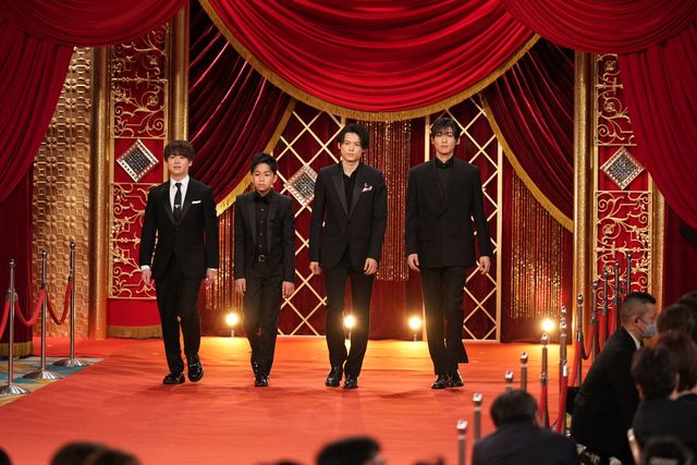 二宮和也、有岡大貴、松村北斗、目黒蓮が笑顔でレッドカーペットに！（5枚目）