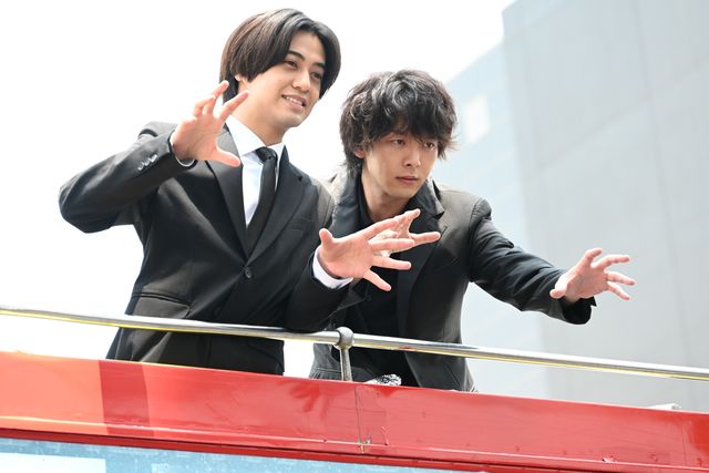 通行人も騒然！金曜ドラマ「DOPE」高橋海人＆中村倫也、ロンドンバスに乗ってサプライズ登場：フォトギャラリー