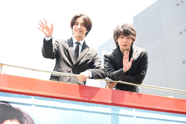 通行人も騒然！金曜ドラマ「DOPE」高橋海人＆中村倫也、ロンドンバスに乗ってサプライズ登場（2枚目）