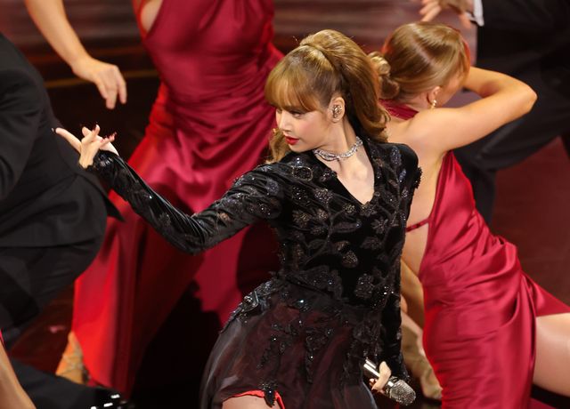 BLACKPINK・LISA、美脚全開！オスカー『007』トリビュートで圧巻パフォーマンス（8枚目）