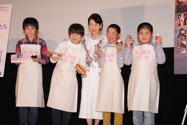 吉永小百合が投げる！『北の桜守』公開記念イベント：フォトギャラリー