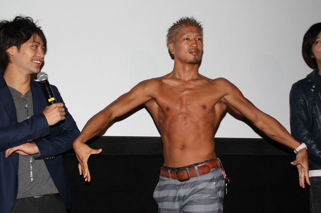 舞台あいさつで裸に！映画『アキラNo.2』フォトギャラリー：フォトギャラリー