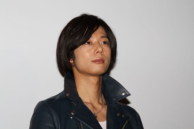 舞台あいさつで裸に！映画『アキラNo.2』フォトギャラリー（4枚目）