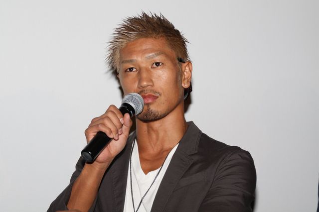 舞台あいさつで裸に！映画『アキラNo.2』フォトギャラリー（5枚目）