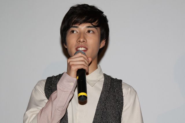 舞台あいさつで裸に！映画『アキラNo.2』フォトギャラリー（7枚目）